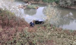 OVADÜZÜ MAHALLESİ’NDE OTOMOBİL DEREYE UÇTU