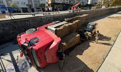 PARK HALİNDE HAREKET EDEN TIR ÇAYA UÇTU