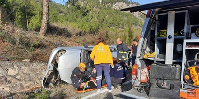YOLDAN ÇIKAN OTOMOBİL DEVRİLDİ: 2 YARALI