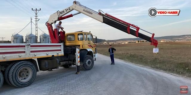 VİNÇ OPERATÖRÜ KONVOYUN ÖNÜNÜ KESTİ