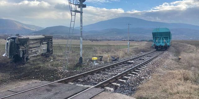 TREN HEMZEMİN GEÇİTTE ARACA ÇARPTI: 2 YARALI