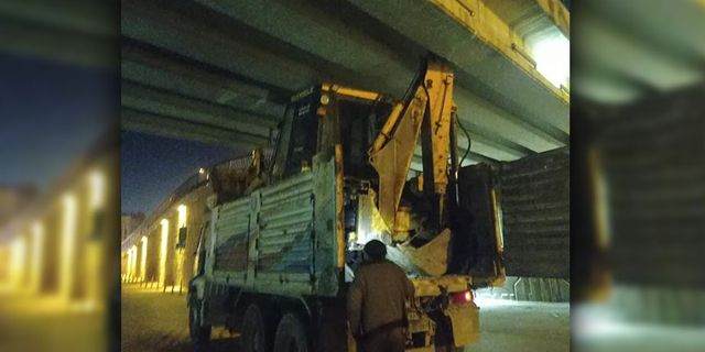KAMYON KASASINDAKİ KEPÇE ÜST GEÇİDE TAKILDI