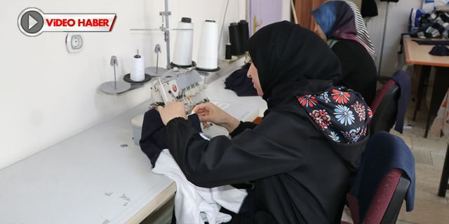 KENDİ İMKANLARIYLA DEPREMZEDELERE KIYAFET DİKİYORLAR