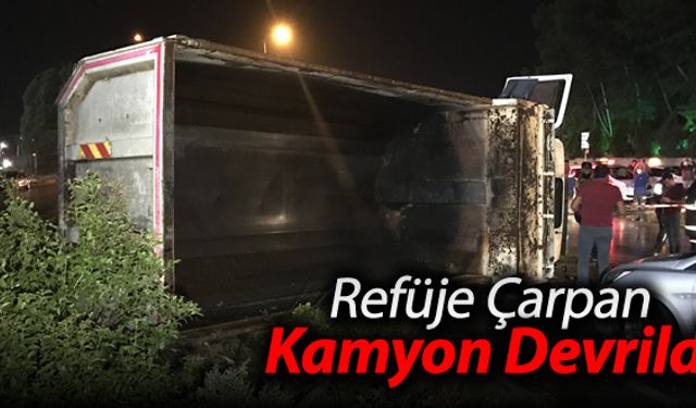 KAYGAN YOLDA DURAMAYAN KAMYON DEVRİLDİ