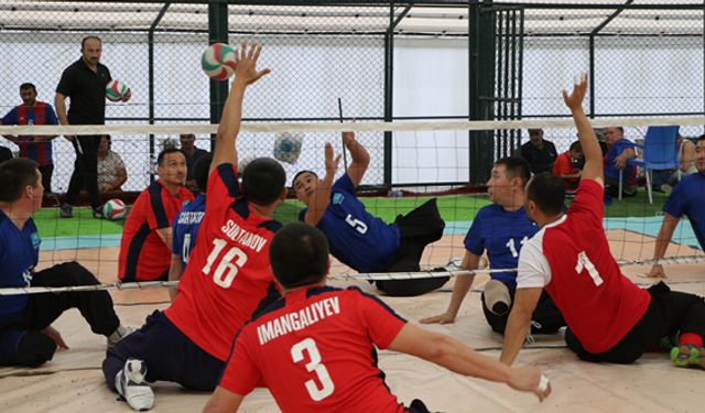 BEDENSEL ENGELLİ SPORCULAR OTURARAK VOLEYBOL TURNUVASI YAPTI