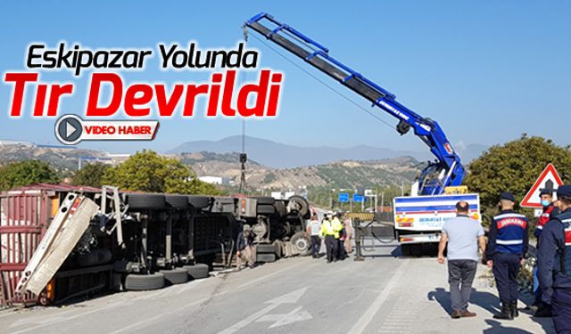 HURDA YÜKLÜ TIR DEVRİLDİ