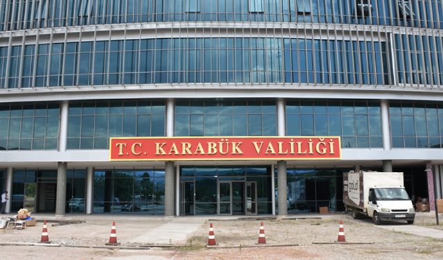 KARANTİNADAN ÇIKTI, VALİLİKTE YAKALANDI