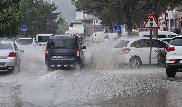 SAĞANAK YAĞIŞ YOLLARI GÖLE ÇEVİRDİ