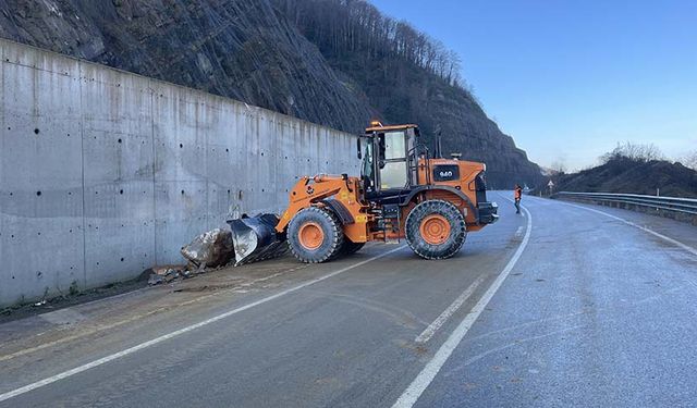 YAMAÇTAN DÜŞEN KAYA PARÇALARI ULAŞIMI AKSATTI