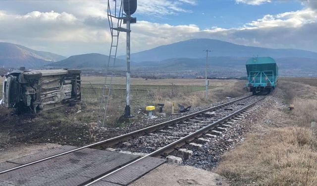 TREN HEMZEMİN GEÇİTTE ARACA ÇARPTI: 2 YARALI