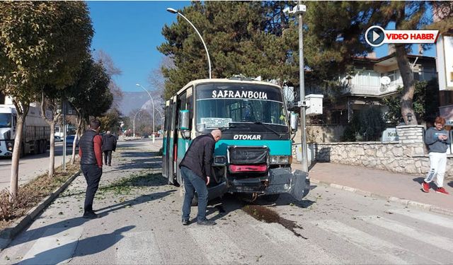 REFUJA ÇARPAN DOLMUŞTAKİ YOLCU YARALANDI