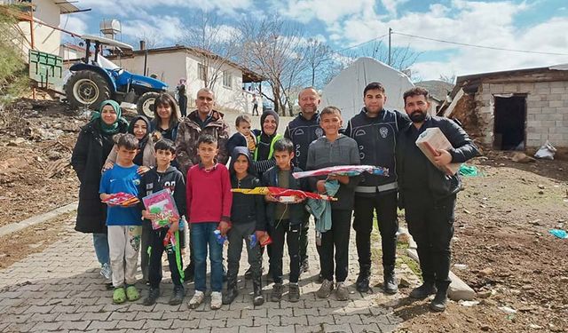 KARABÜK'TEN GİDEN POLİS EKİPLERİ DEPREMZEDELERE DESTEĞİNİ SÜRDÜRÜYOR