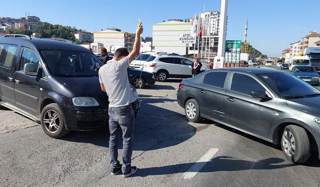 KAZA YAPTIĞI ARACININ BAŞINDA SERUMLA BEKLEDİ