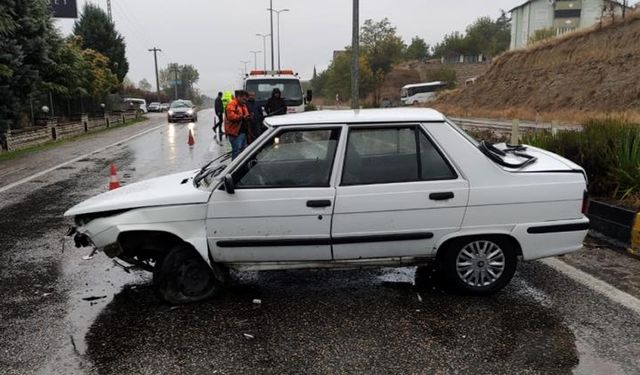 KONTROLÜNÜ KAYBEDİP REFÜJE ÇARPTI: 1 YARALI