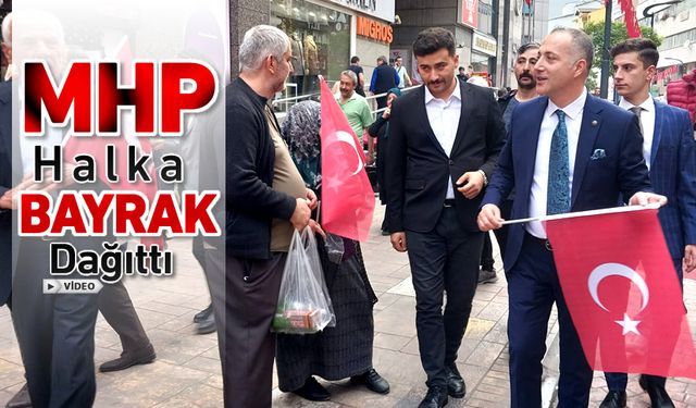 MHP HALKA BAYRAK DAĞITTI