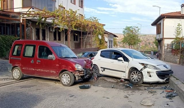 SAFRANBOLU'DA TRAFİK KAZASI:  2 YARALI