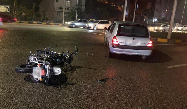 MOTOSİKLET VE OTOMOBİL ÇARPIŞTI: 1 YARALI