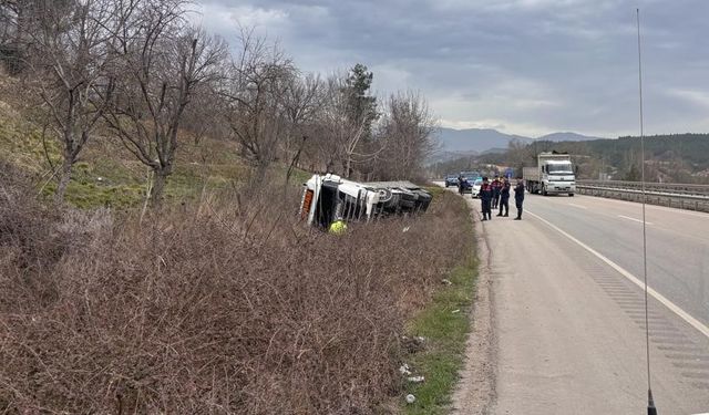 YOLDAN ÇIKAN TIR DEVRİLDİ: 1 YARALI