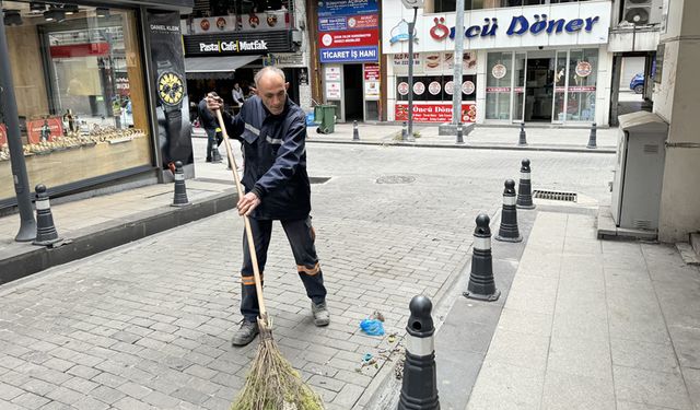 BELEDİYE İŞÇİSİ MAAŞIYLA 5 ÖĞRENCİYE BURS VERİYOR