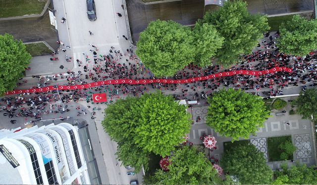 19 MAYIS'TA 1919 METRE TÜRK BAYRAĞI İLE YÜRÜDÜLER