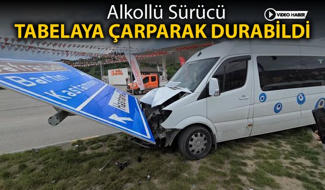 ALKOLLÜ SÜRÜCÜ TABELAYA ÇARPARAK DURABİLDİ