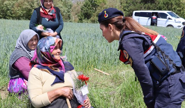 ANNELER GÜNÜNDE ÇALIŞAN ANNELERİ YALNIZ BIRAKMADILAR