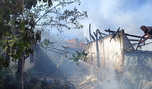 ÇANKIRI'DA ALEVLERE TESLİM OLAN EV KÜLE DÖNDÜ