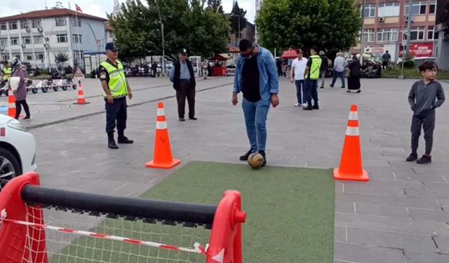 ÇOCUKLARA TRAFİK KURALLARI UYGULAMALI OLARAK GÖSTERİLDİ