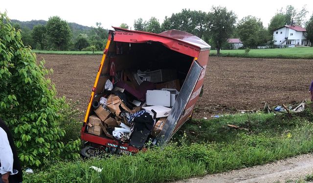 EŞYA TAŞIYAN KAMYON TARLAYA UÇTU