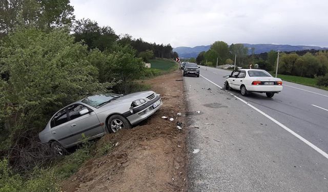 BOLU'DA İKİ OTOMOBİL ÇARPIŞTI: 4 YARALI