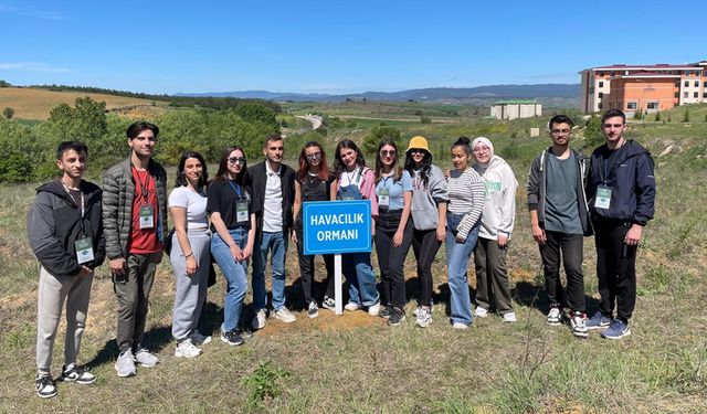 KASTAMONU'DA ÖĞRENCİLER VE AKADEMİSYENLER AĞAÇ DİKTİ