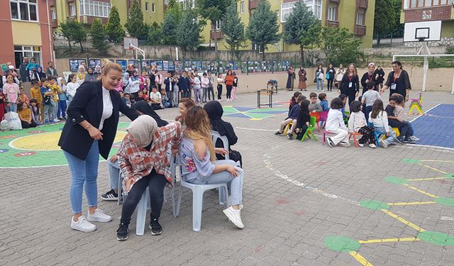 ÇOCUKLAR AİLELERİYLE GELENEKSEL OYUNLARIN TADINI ÇIKARDI