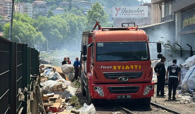 RAYLARDA YAKILAN ATEŞ KARTONLARA SIÇRAYINCA PANİK YAŞATTI