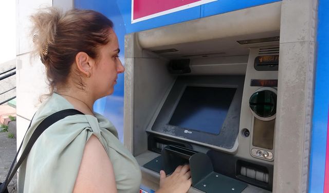 ATM'DE ÖDEME YAPARKEN PARASI ÇALINDI