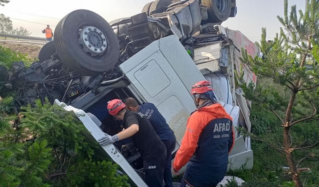 BOLU'DA KONTOLDEN ÇIKAN TIR TEPETAKLAK OLDU