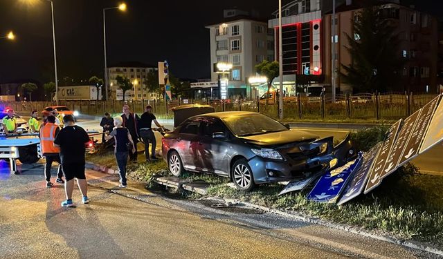 BOLU'DA SÜRÜCÜSÜ FENALAŞAN OTOMOBİL TABELALARA ÇARPTI