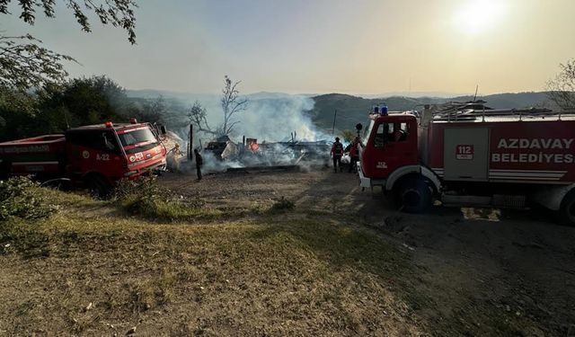 GARAJ YANGININDA OTOMOBİL, TRAKTÖR VE SAMANLIK KÜLE DÖNDÜ