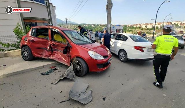 KARABÜK'TE İKİ OTOMOBİL ÇARPIŞTI: 5 KİŞİ YARALANDI