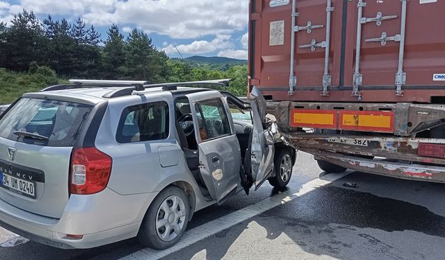 EMNİYET ŞERİDİNDE DURAN TIRA ÇARPTI: 5 YARALI