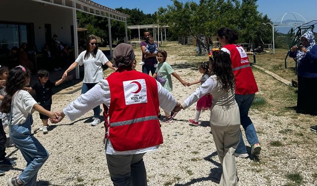 KIZILAY GÖNÜLLÜLERİ DEPREMZEDE ÇOCUKLARIN YÜZÜNÜ GÜLDÜRDÜ