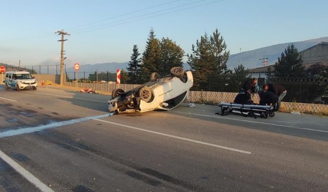 KONTROLDEN ÇIKAN OTOMOBİL TEPETAKLAK OLDU; 1 YARALI