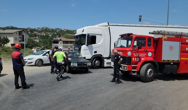 OTOMOBİL İLE TIR KAZA YAPTI 8 YAŞINDAKİ ÇOCUK YARALANDI