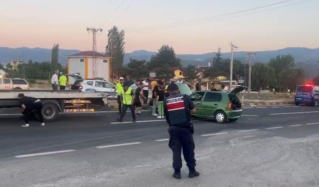 KASTAMONU'DA OTOMOBİL REFÜJE ÇARPTI: 3 YARALI