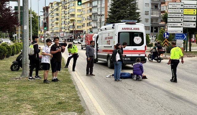 SEYİR HALİNDEKİ MOTOSİKLETTEN DÜŞEN KADIN YARALANDI