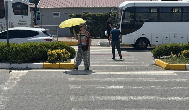 SICAKTAN KORUNMANIN YOLUNU ŞEMSİYE DE BULDU