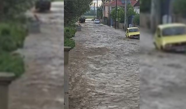 YAĞMUR SONRASI YOLLAR DEREYE DÖNDÜ