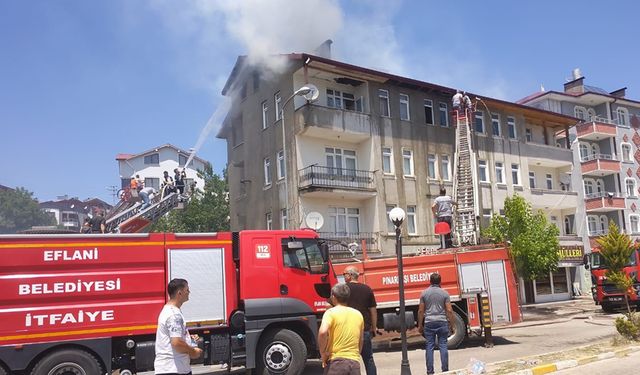 ÇATI KATINDA ÇIKAN YANGIN SÖNDÜRÜLDÜ