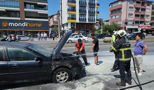 OTOMOBİLDE ÇIKAN YANGIN PANİĞE YOL AÇTI