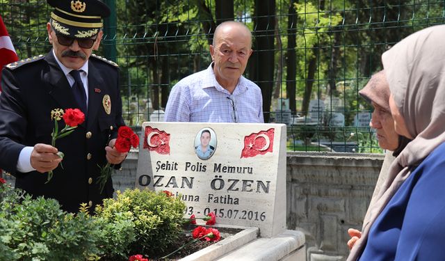 15 TEMMUZ ŞEHİDİ OZAN ÖZEN MEZARI BAŞINDA ANILDI