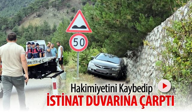 KAYGAN YOLDA İSTİNAT DUVARINA ÇARPTI